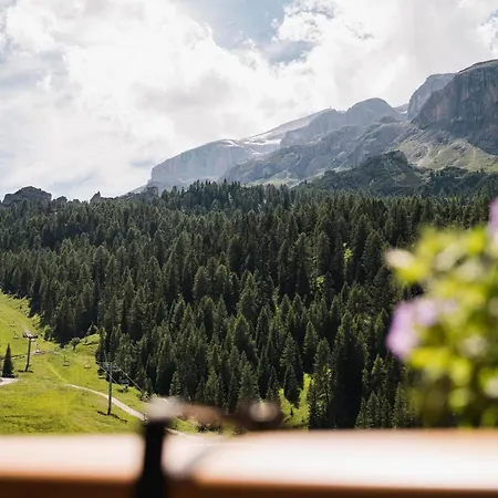 Laguscei Dolomites Mountain Szálloda Arabba